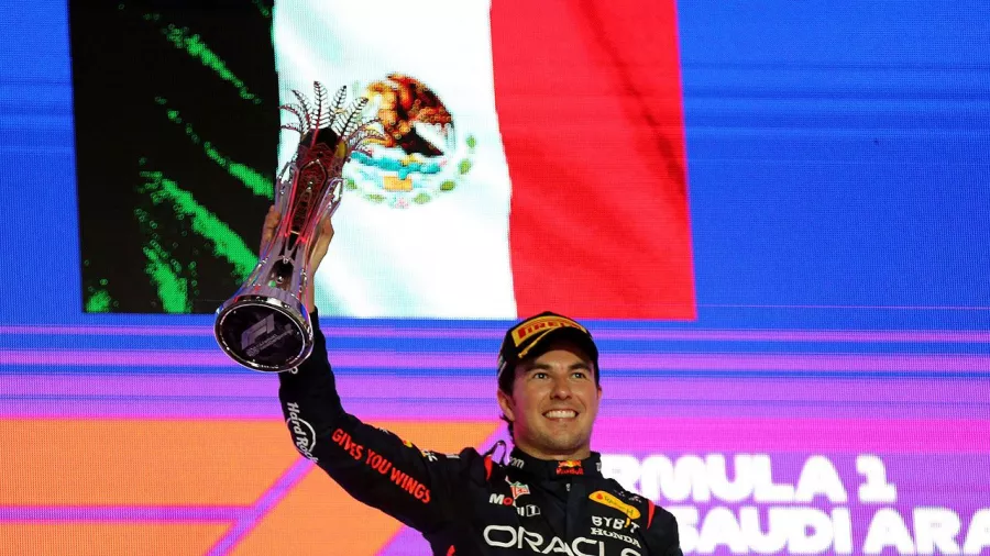 Así brilla la bandera mexicana en el podio, por 'Checo' Pérez