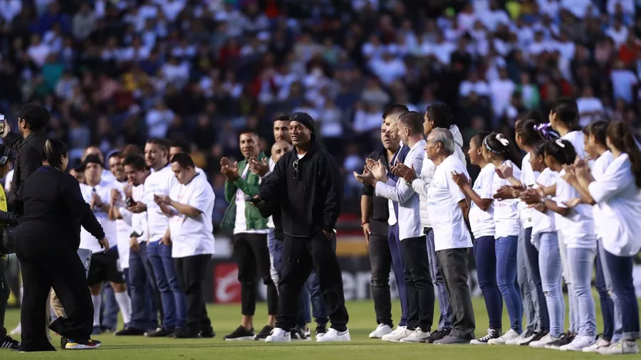 Querétaro homenajeó a Ronaldinho y a los finalistas de 2015