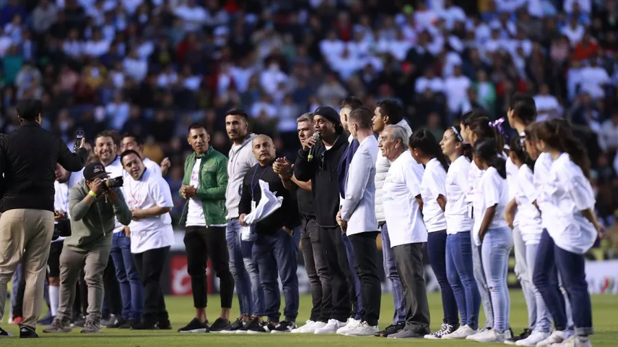 Querétaro homenajeó a Ronaldinho y a los finalistas de 2015