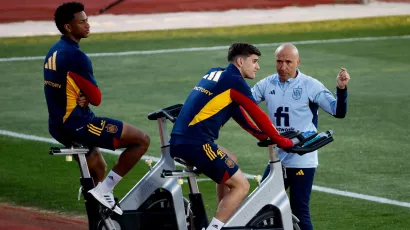 Alejandro Balde y Gavi estirando los músculos tras disputar El Clásico