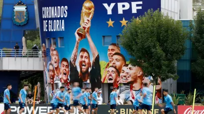 Las tres estrellas ya lucen sobre el logo de la AFA, a lado, el mural a los campeones del mundo