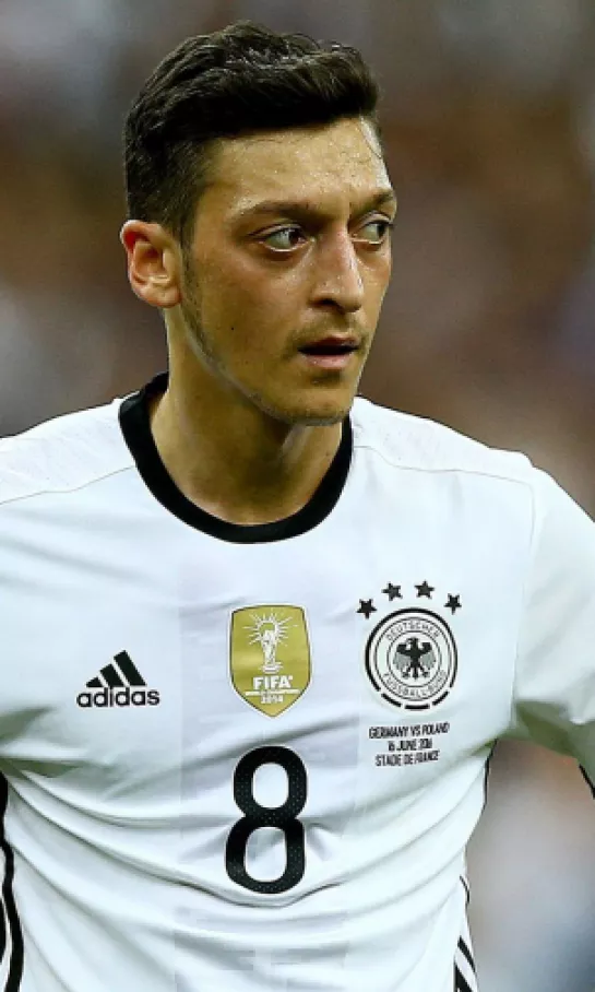 Mesut Özil se retira del futbol