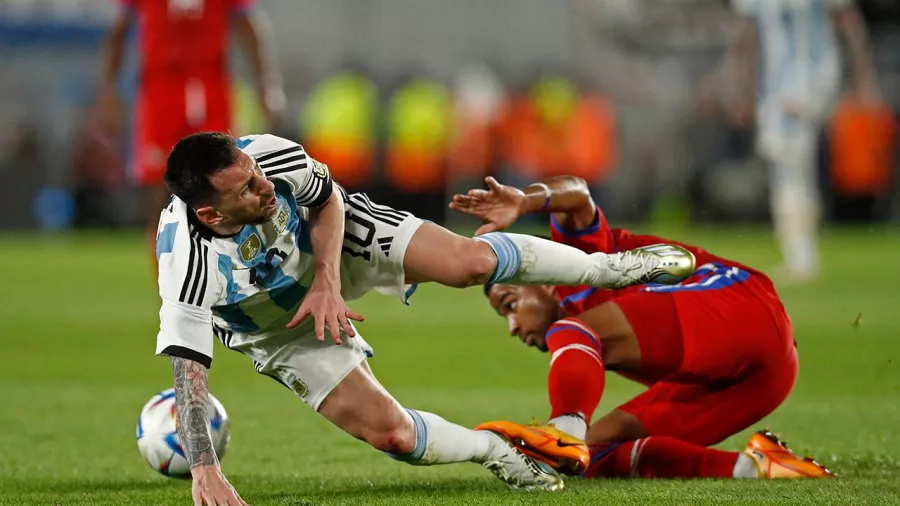 La patada de Galván incluso hizo sangrar la rodilla de Messi