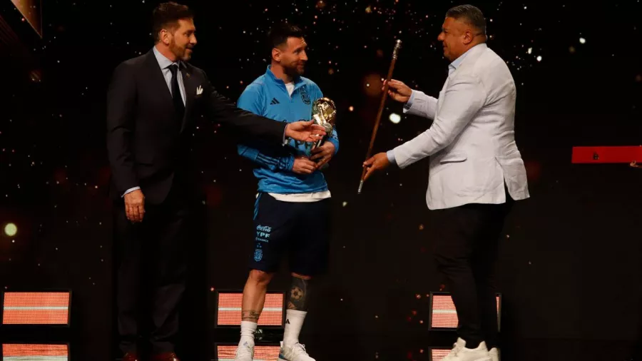 El capitán de Argentina recibió un bastón de la CONMEBOL a nombre de sus compañeros