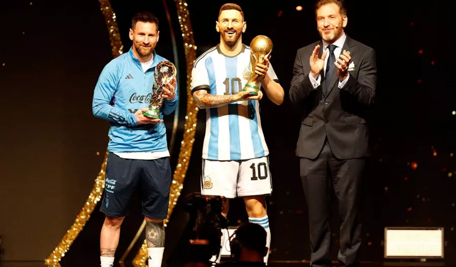 La estatua de Lionel Messi resultó 'ligeramente' fallida