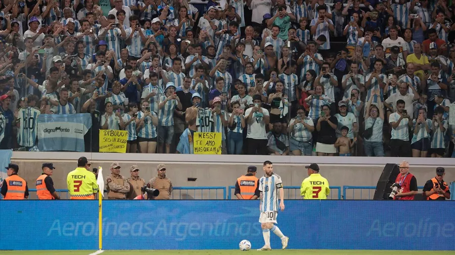 El público en Santiago del Estero festejó un nuevo récord para Lionel Messi, quien se convirtió en el primer jugador sudamericano en marcar 100 goles con su selección.