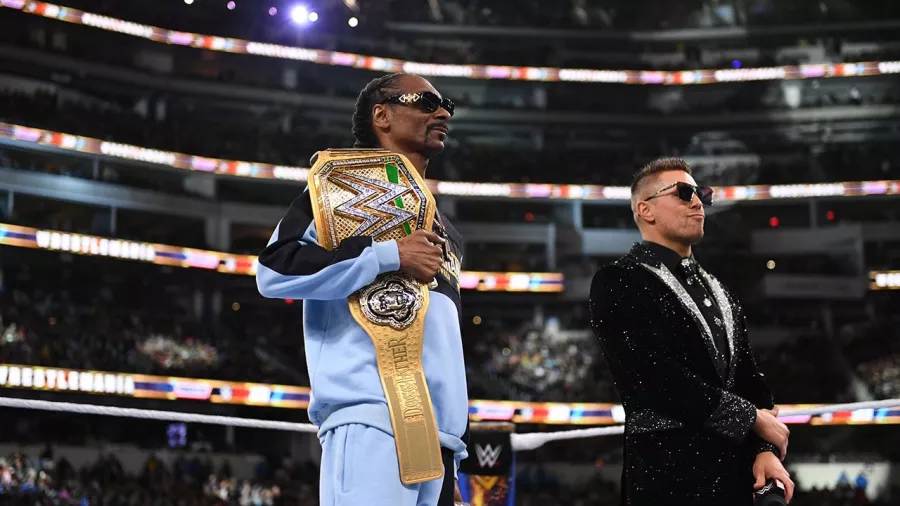 Snoop Dogg acompañó a The Miz como anfitrión, pero prefirió no entrar en el pleito