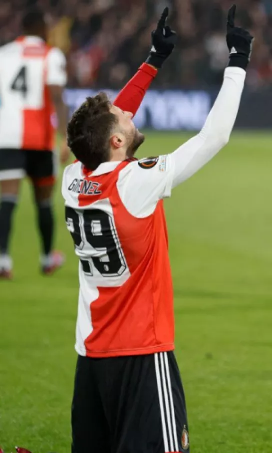Seis clubes de la Premier League siguieron a Santiago Giménez ante Ajax