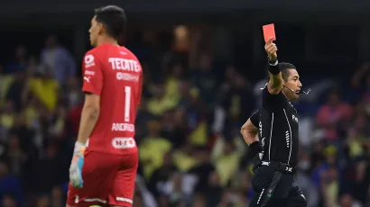 El juego tuvo un final de locura, pues al 90'+8 Esteban Andrada vio la tarjeta roja por detener con la mano un tiro en media cancha.