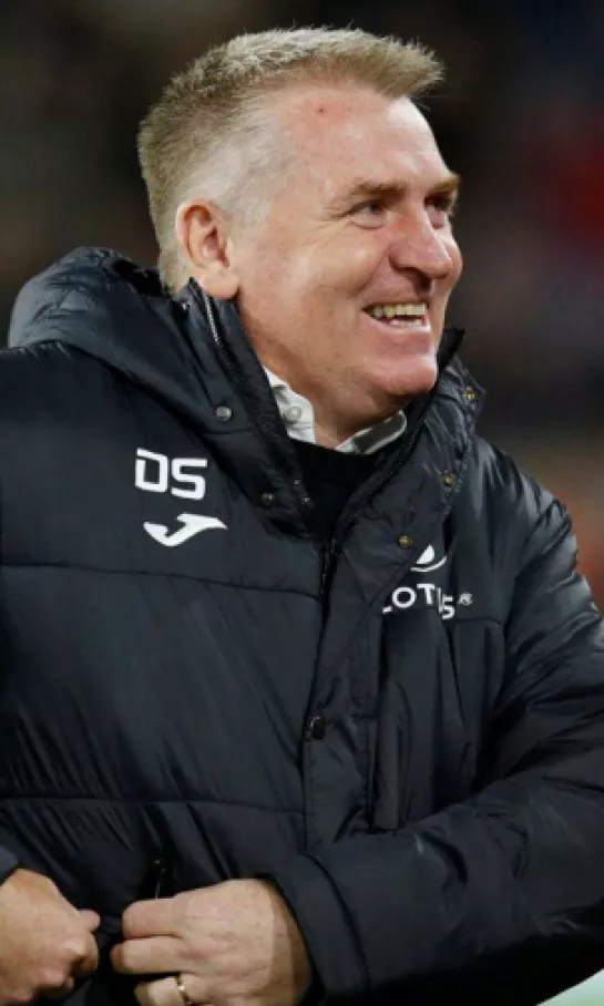 Dean Smith, el encargado de mantener a Leicester en la Premier League