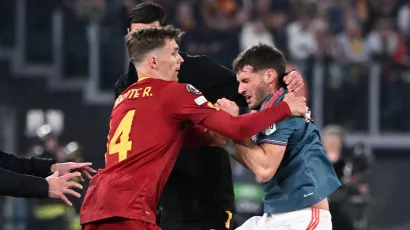 Previamente a los 32 minutos, el mexicano provocó la expulsión de Salvatore Foti, quien jaló del cuello al jugador para que no pudiera reanudar de manos.
