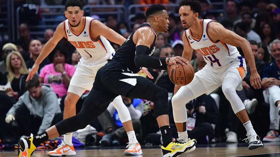 Los Suns batallaron para derrotar a domicilio 112-100 a Los Angeles Clippers y aumentar a 3-1 su ventaja en la serie