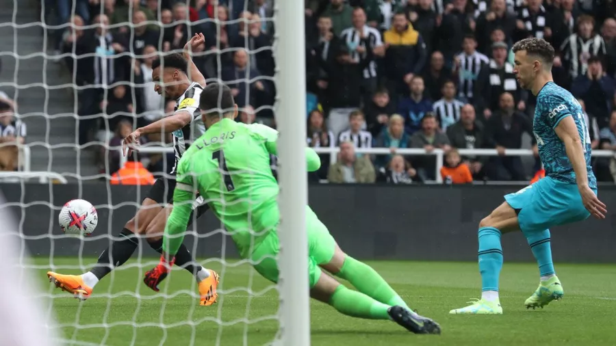 Newcastle es el sexto equipo en la historia de la Premier League en marcar tres goles en nueve minutos