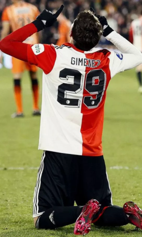 Santiago Giménez marca en la Eredivisie e iguala a Luis García y ‘Chicharito’