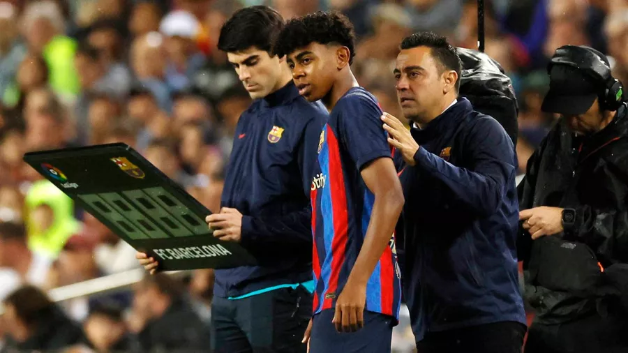 Yamal, aún en edad cadete, se convirtió este sábado en el debutante más joven de la historia del primer equipo del Barcelona