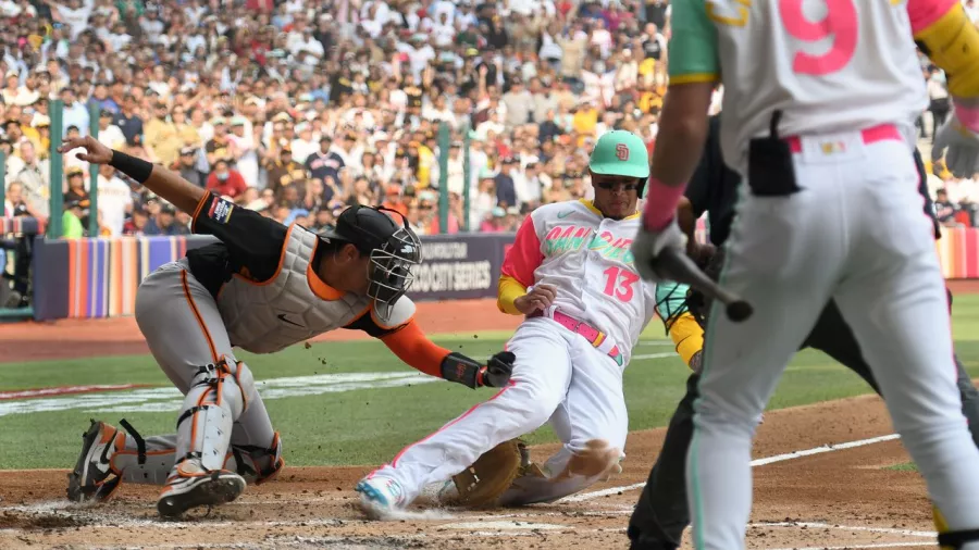 Lluvia de home runs y triunfo de los Padres en la Ciudad de México