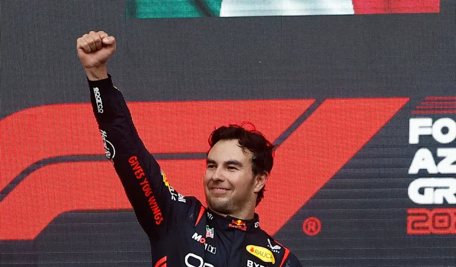 El festejo de Sergio Pérez tras ganar el GP de Azerbaiyán
