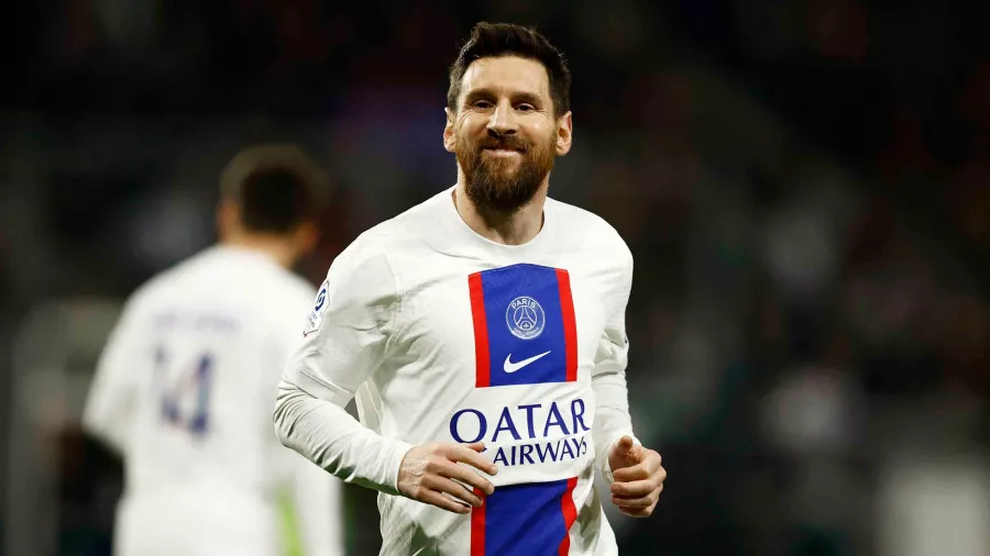 2. Lionel Messi, Paris Saint-Germain y Selección Argentina: 130 millones de dólares; 65 MDD dentro de la cancha y 65 MDD fuera de ella.