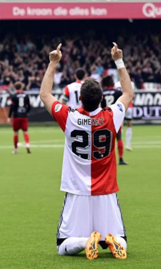 Santiago Giménez marca doblete y es el mejor goleador mexicano en Europa
