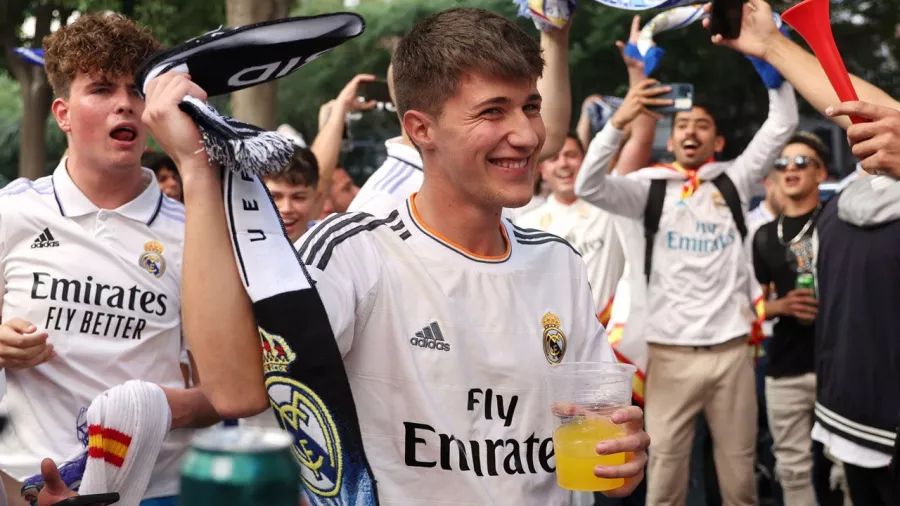 Otro recibimiento espectacular de la afición al autobús de Real Madrid en Champions League