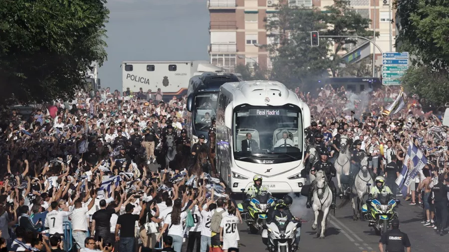 Otro recibimiento espectacular de la afición al autobús de Real Madrid en Champions League