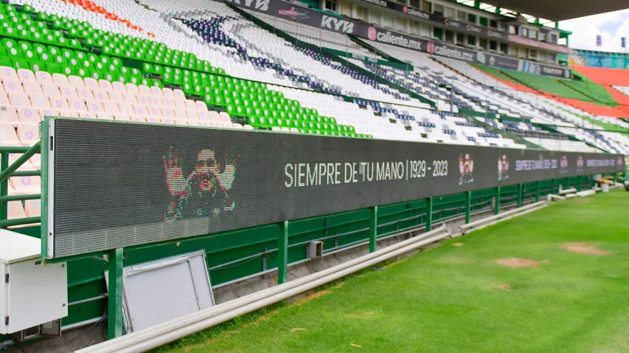 Aunque el futbolista que disputó cinco Mundiales se retiró un año antes (1966) de la apertura del Estadio León, no deja de ser la casa del club con el que jugó por 16 años.
