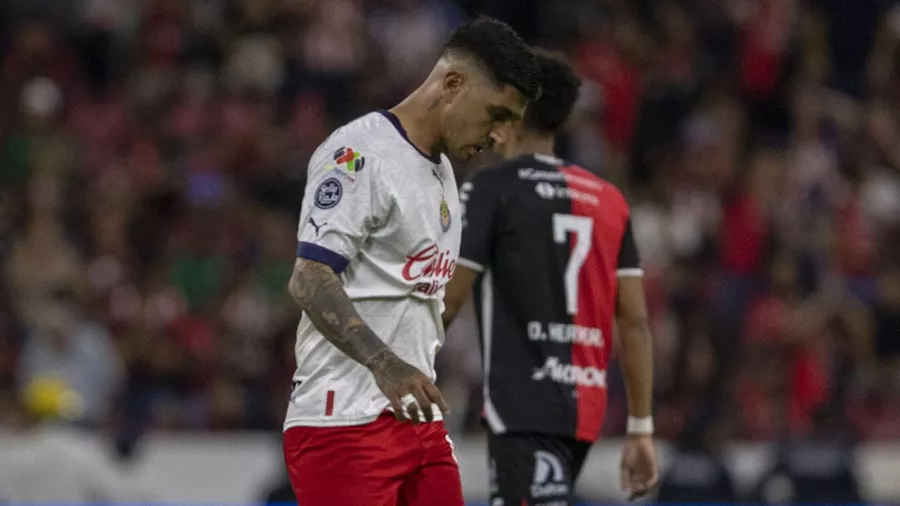 Víctor Guzmán falló lo que pudo ser el 1-0 para el Guadalajara del 29'.