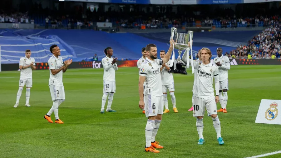 Nacho Fernández y Luka Modric fueron los encargados de levantar la copa en el Santiago Bernabéu 

