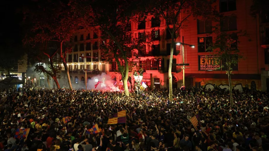 La afición de Barcelona no tardó en salir a festejar el título de La Liga