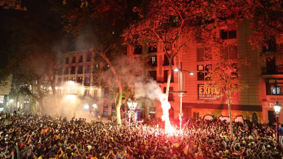 La afición de Barcelona no tardó en salir a festejar el título de La Liga