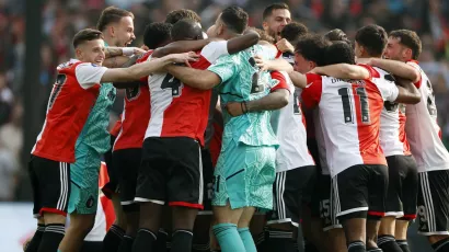 ‘El Bebote’ celebrando con sus compañeros en la parte derecha de la imagen 