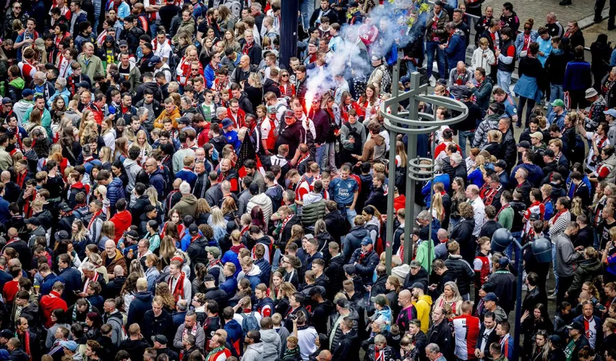 Locura en Rotterdam por Santiago Giménez y el Feyenoord