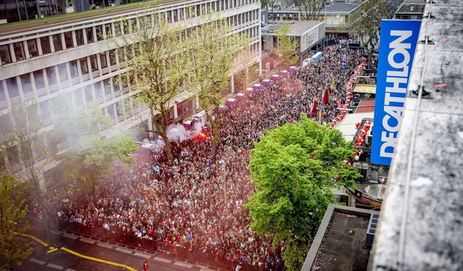 Locura en Rotterdam por Santiago Giménez y el Feyenoord