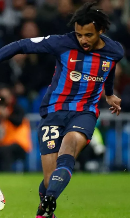 Jules Koundé amenaza con dejar Barcelona si no juega en su posición