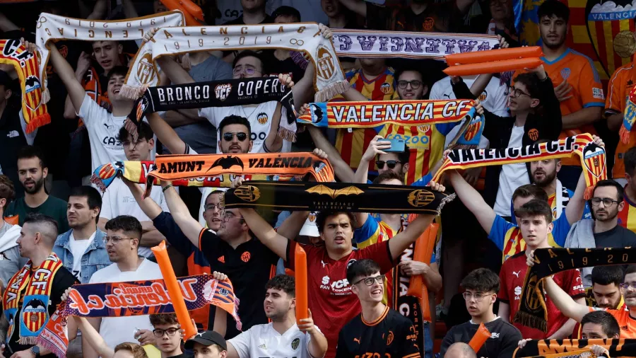 11. Además, impone una multa al Valencia por 45 mil euros y anuncia el cierre por cinco partidos de la grada sur Mario Kempes, de donde surgieron los gestos y cánticos racistas, el club muestra su inconformidad ante la clausura temporal.