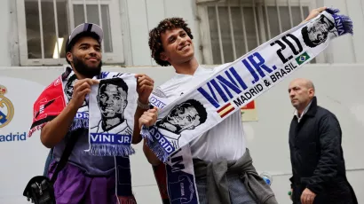 La afición apoyando a Vinícius en las inmediaciones del Santiago Bernabéu