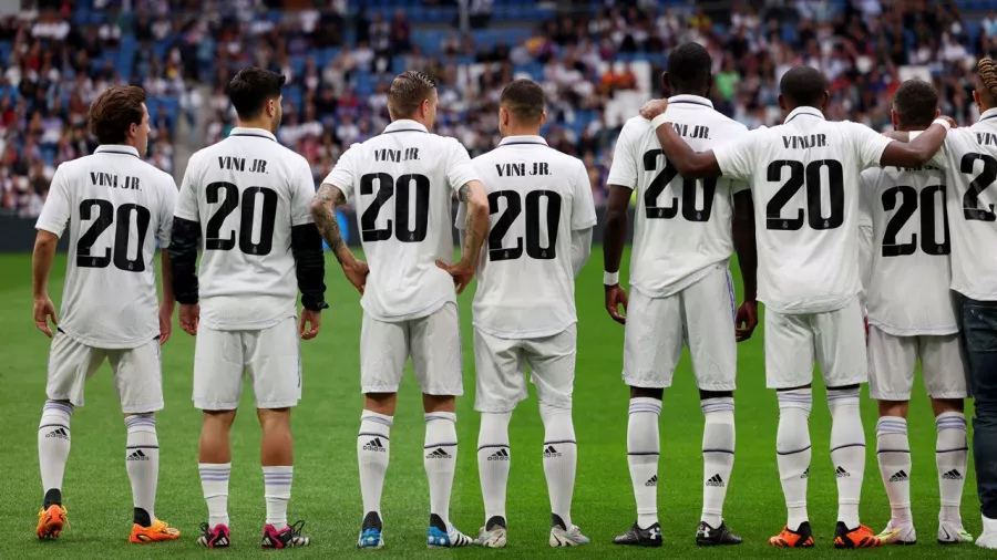 La plantilla de Real Madrid saltó al terreno de juego con la camiseta '20' del atacante brasileño