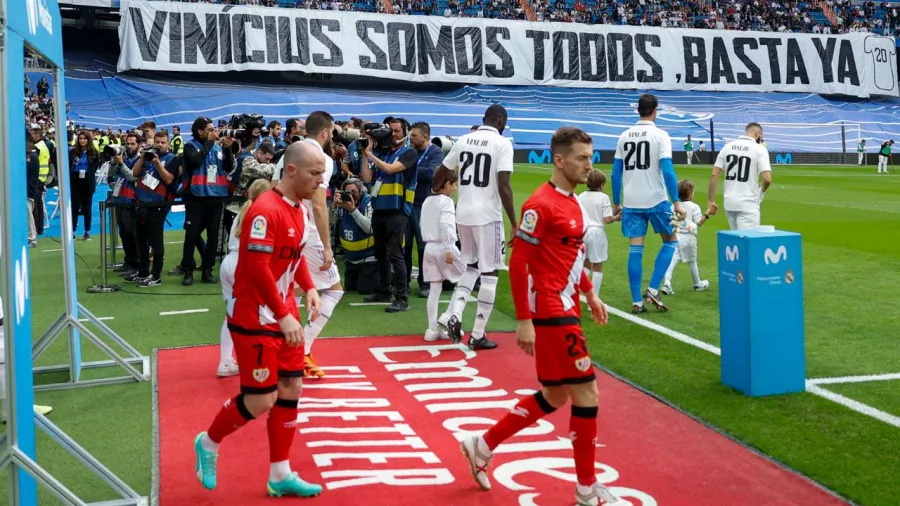 El Bernabéu mando un mensaje claro: "Vinícius somo todos, basta ya" 