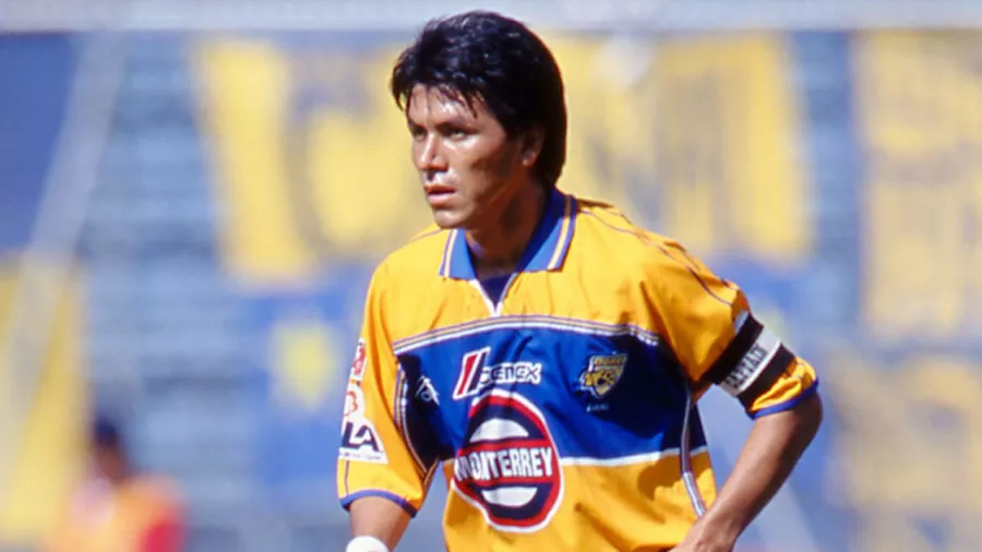 Claudio Suárez, defensa | Tras cuatro años en Chivas (1996-2000), estuvo en Tigres del 2000 a 2005.
