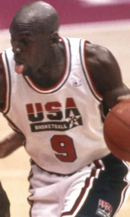 Subastan jersey olímpico de Michael Jordan en precio récord
