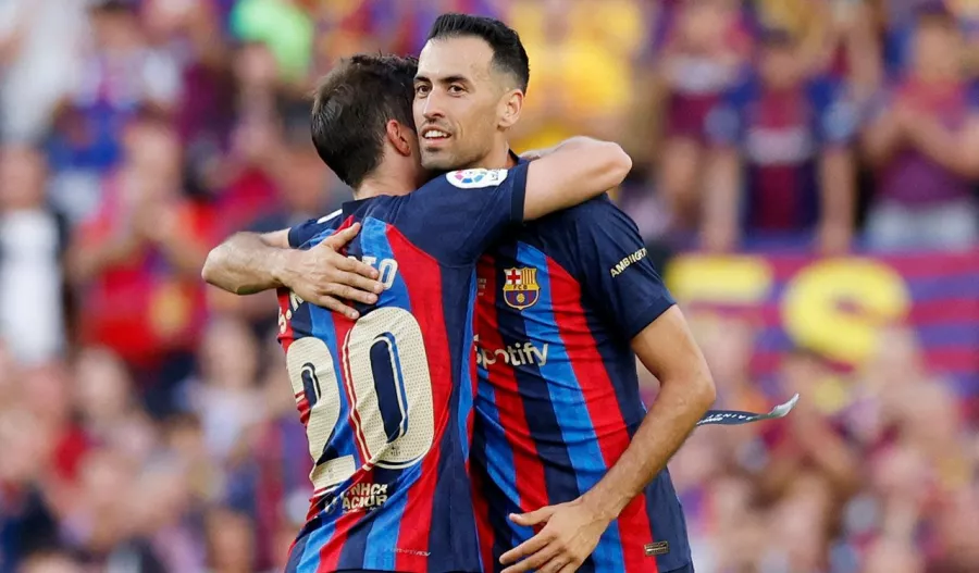 El Camp Nou se despide de Sergio Busquets y Jordi Alba