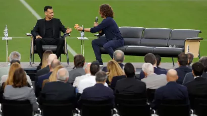 Carles Puyol le otorgó una cinta de capitán para el recuerdo