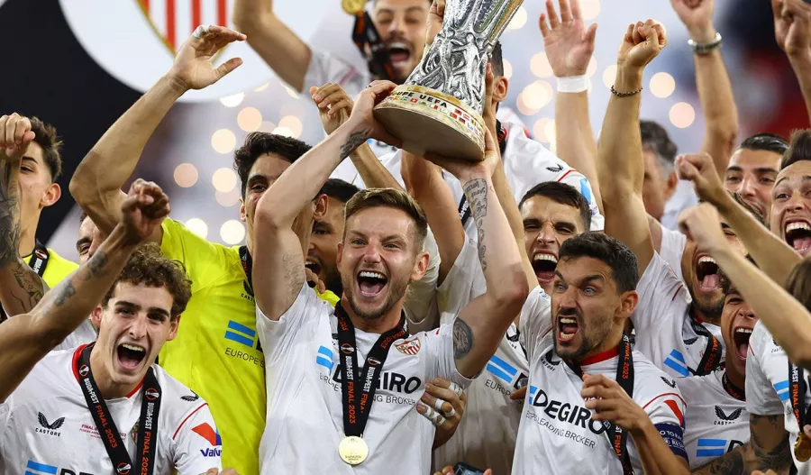 Sevilla es el gigante de la Europa League y así lo celebra