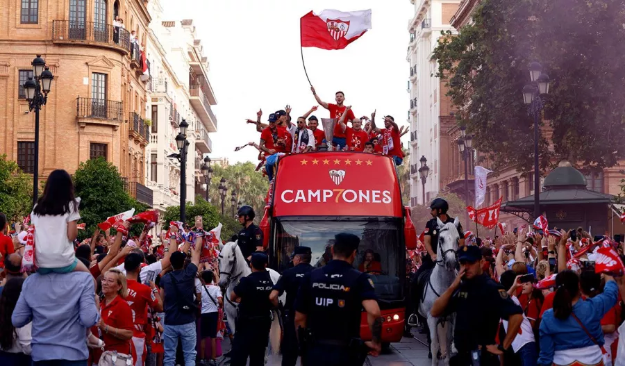 Locura en Sevilla por el 'heptacampeón'