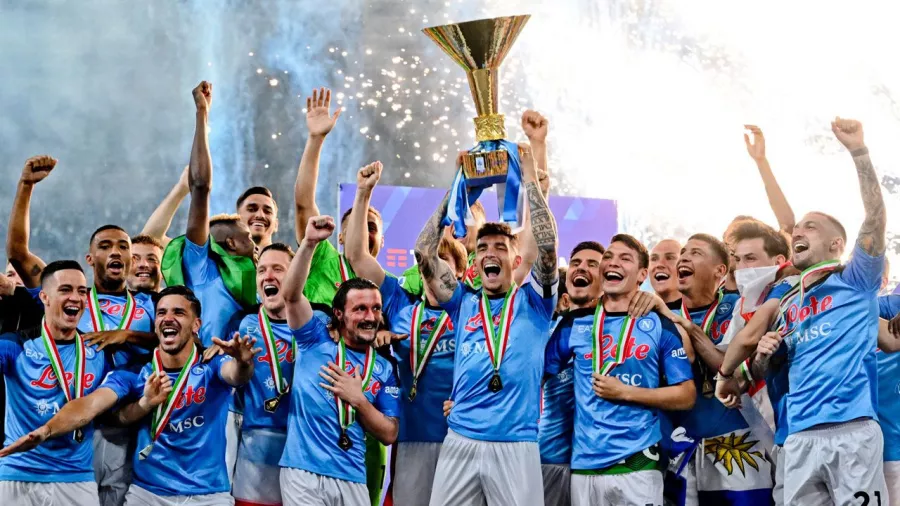 Con 'Chucky' Lozano al frente, Napoli festejó el tercer título de la Serie A en su historia