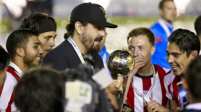 Amaury Vergara entregó el trofeo de campeón a sus jugadores, una semana después de la derrota de sus Chivas en la final de la Liga MX.