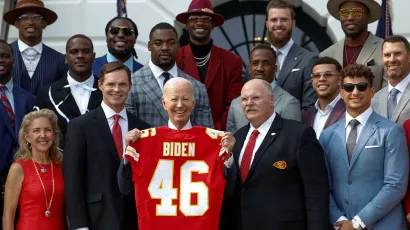 Los campeones de la NFL lee obsequiaron a Joe Biden un jersey con su apellido