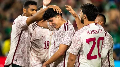 México empató 2-2 ante Camerún con un gol en la compensación del primer tiempo y otro en la compensación del segundo.