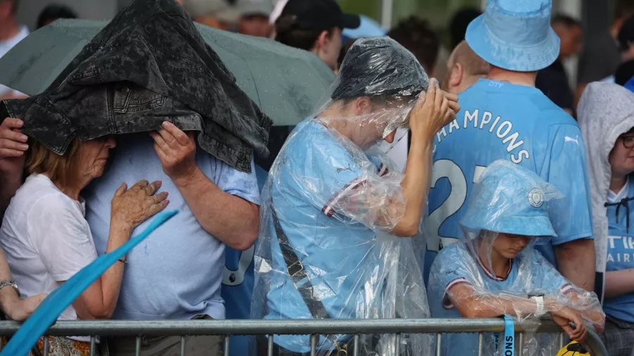 La lluvia apareció, pero la afición se mantuvo a la espera de ver a los jugadores