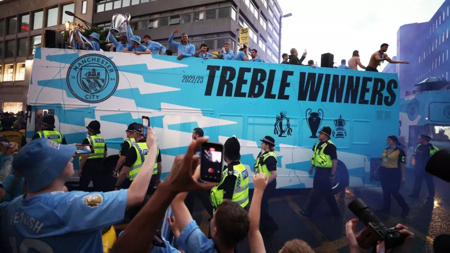 Manchester City vive un día inolvidable con el parade del triplete